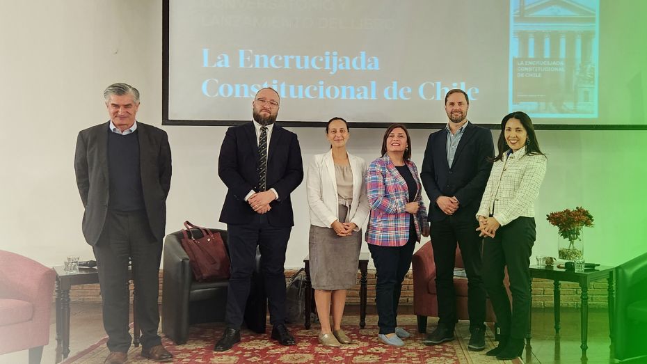 Panel de Expertos “La encrucijada constitucional de Chile” |  Ofrecer el libro UAH