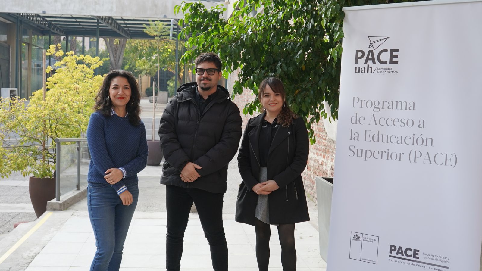 De izquierda a derecha: Daniela Durán, jefa Unidad de Trayectoria Estudiantil; Hans Contreras, relator; y Natalia Fernández, encargada del Programa de Tutorías Pares UAH.