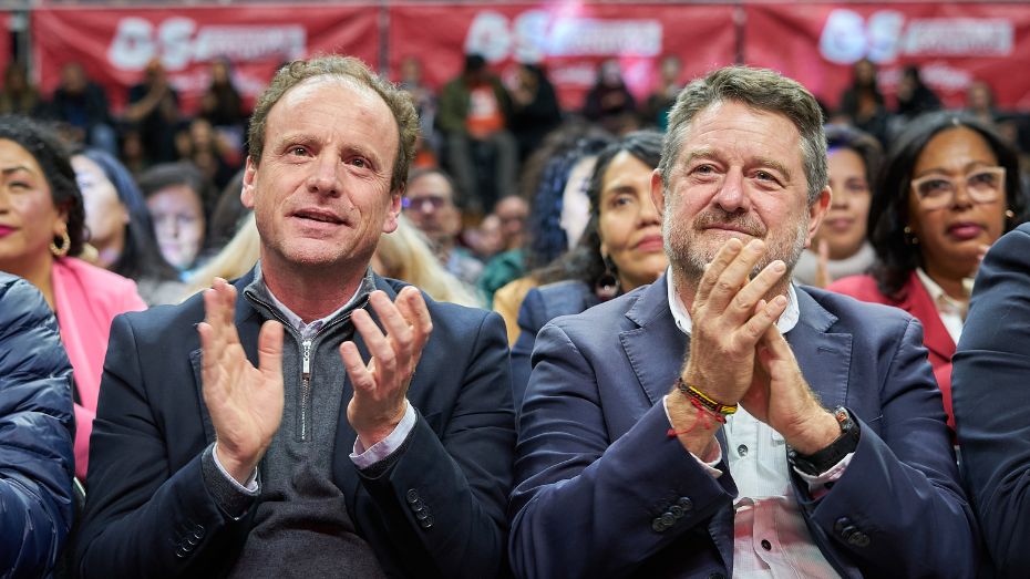 Rector Cristián del Campo SJ junto al Gobernador Claudio Orrego en la ceremonia del Diplomado de Competencias Digitales FEN.