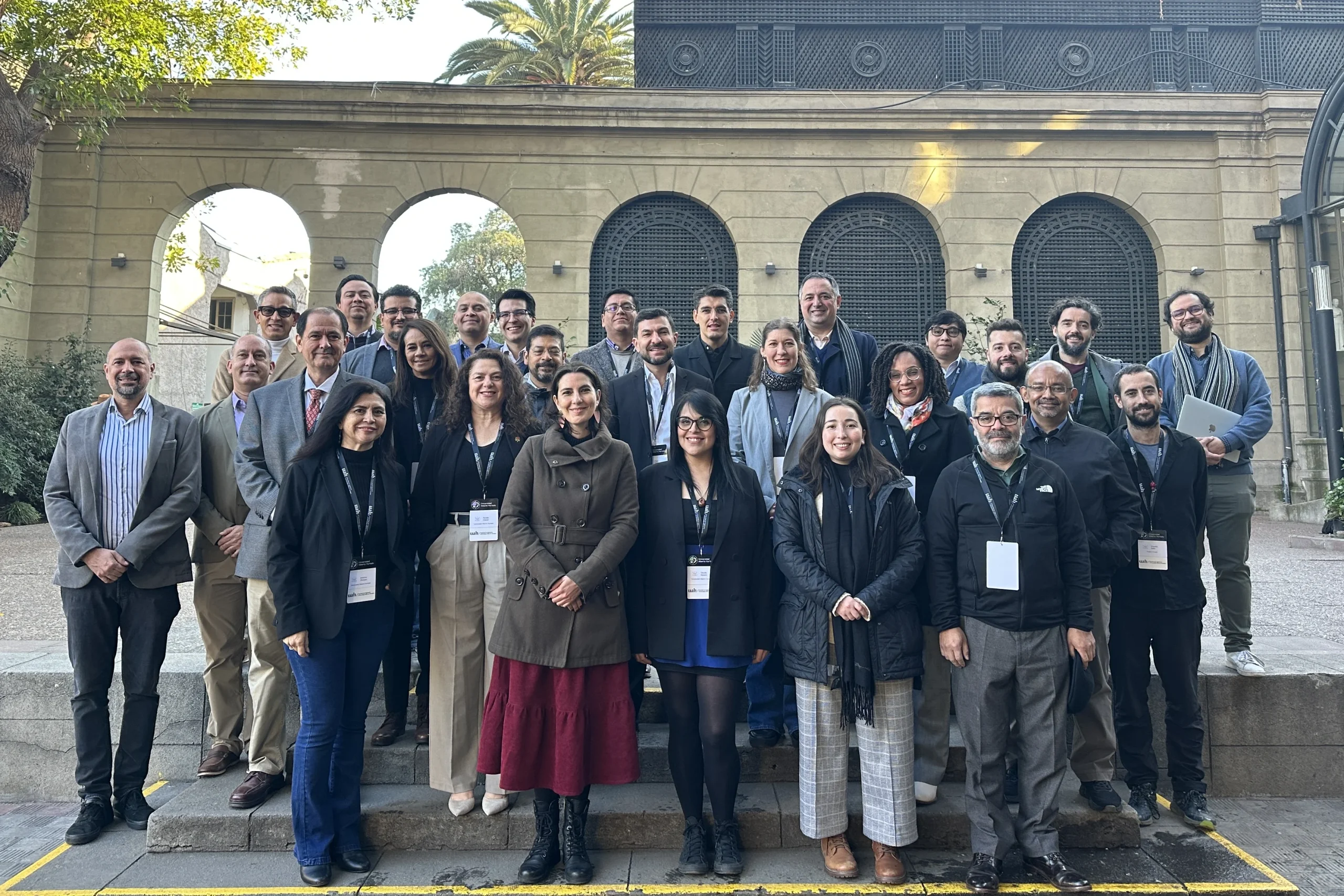 Foto grupal de las y los participantes del II Encuentro AUSJAL de Ingeniería y Ciencia en el Campus Patrimonial UAH.