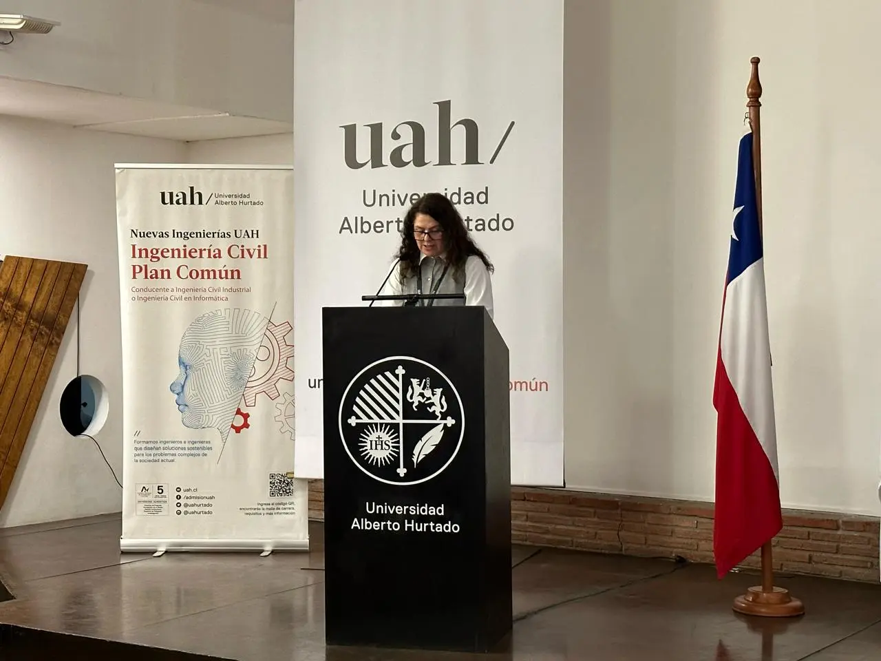 Decana de la Facultad de Ingeniería, Pamela Chávez, en el II Encuentro AUSJAL de Ingeniería y Ciencia UAH.